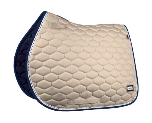 Elegancko wykończony czaprak dostępny w dziesięciu pięknych, klasycznych kolorach, zaprojektowany tak, by idealnie dopasować go do swoich potrzeb. Czaprak FP HEXAGON, beżowy Fair Play