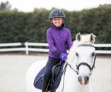 Dziecięca kurtka Horze Supreme Zoe przeznaczona jest do jazdy w chłodniejsze dni