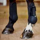 ochraniacze na końskie nogi, wykonane z podatnej skorupy i miękkiego neoprenu.